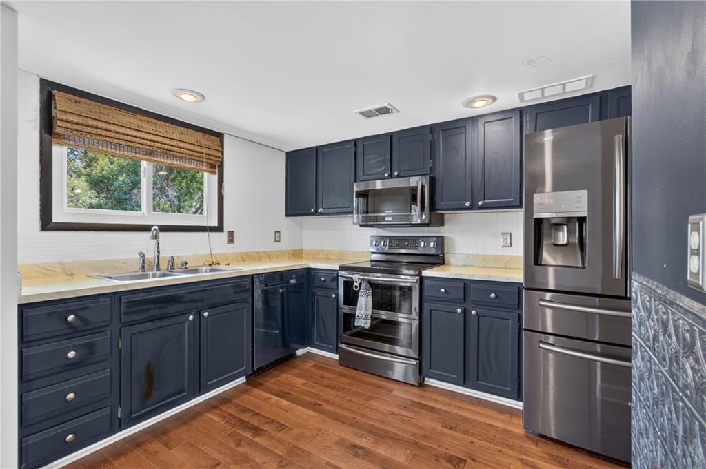 10913 Rosehill Road Property Photo 2