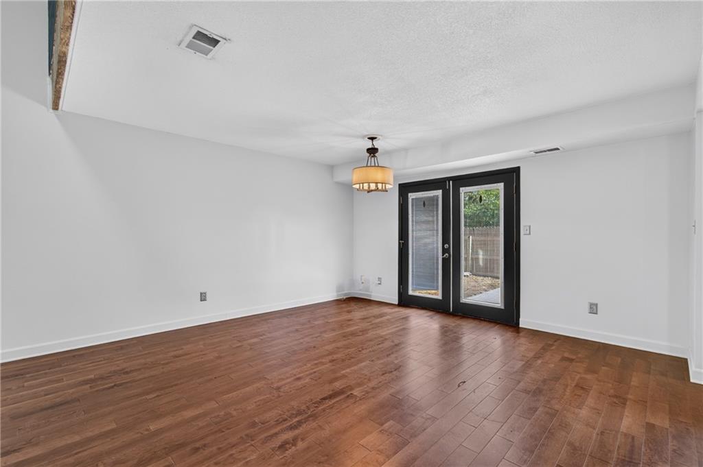 10913 Rosehill Road Property Photo 6