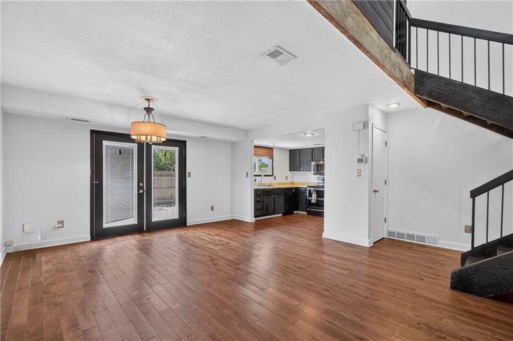 10913 Rosehill Road Property Photo 7