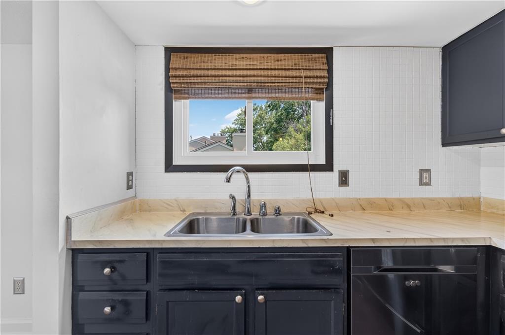 10913 Rosehill Road Property Photo 10