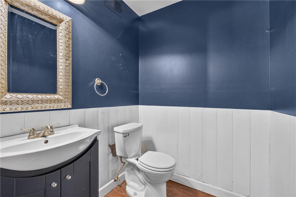 10913 Rosehill Road Property Photo 13