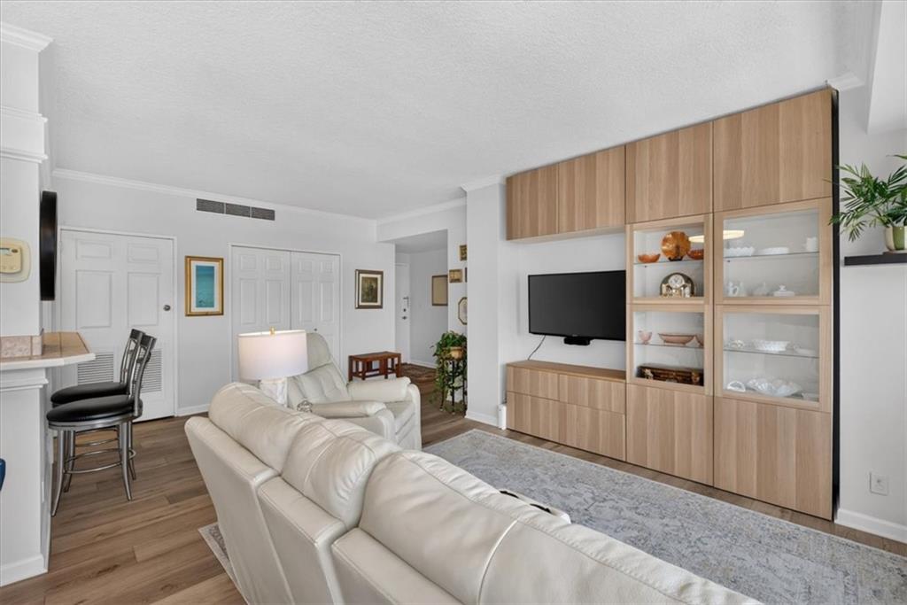 333 W Meyer Boulevard Property Photo 6