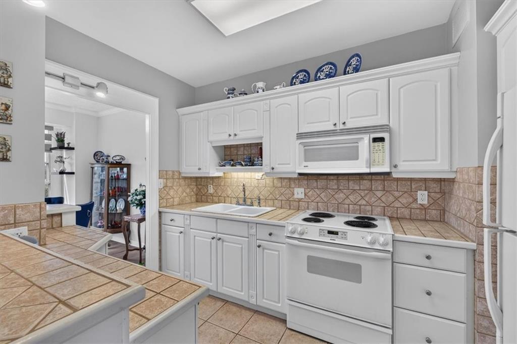 333 W Meyer Boulevard Property Photo 8