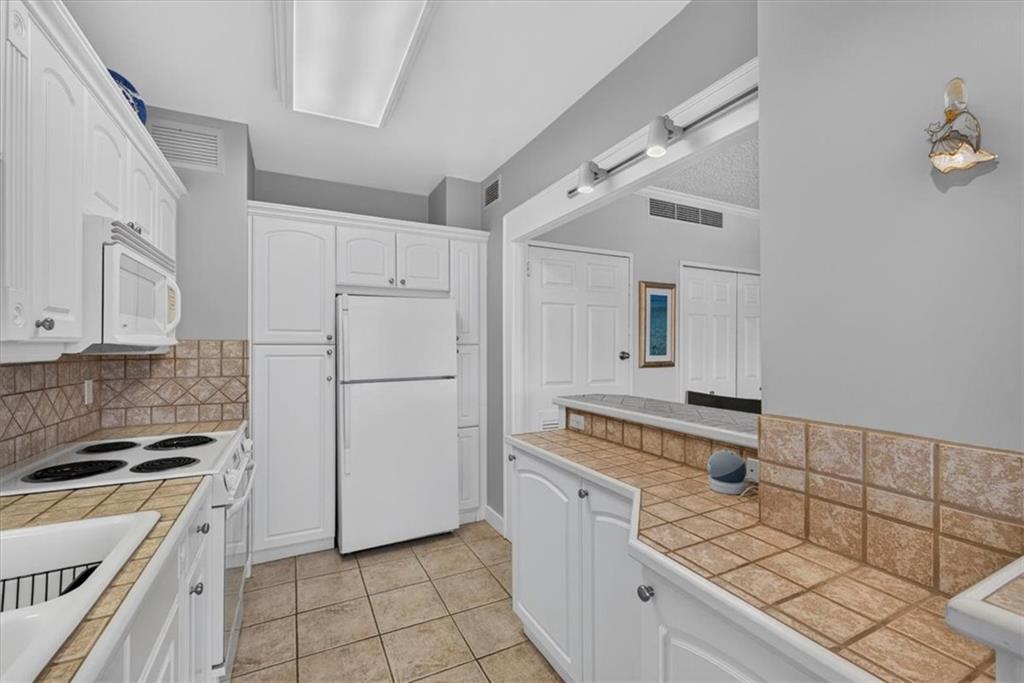 333 W Meyer Boulevard Property Photo 9