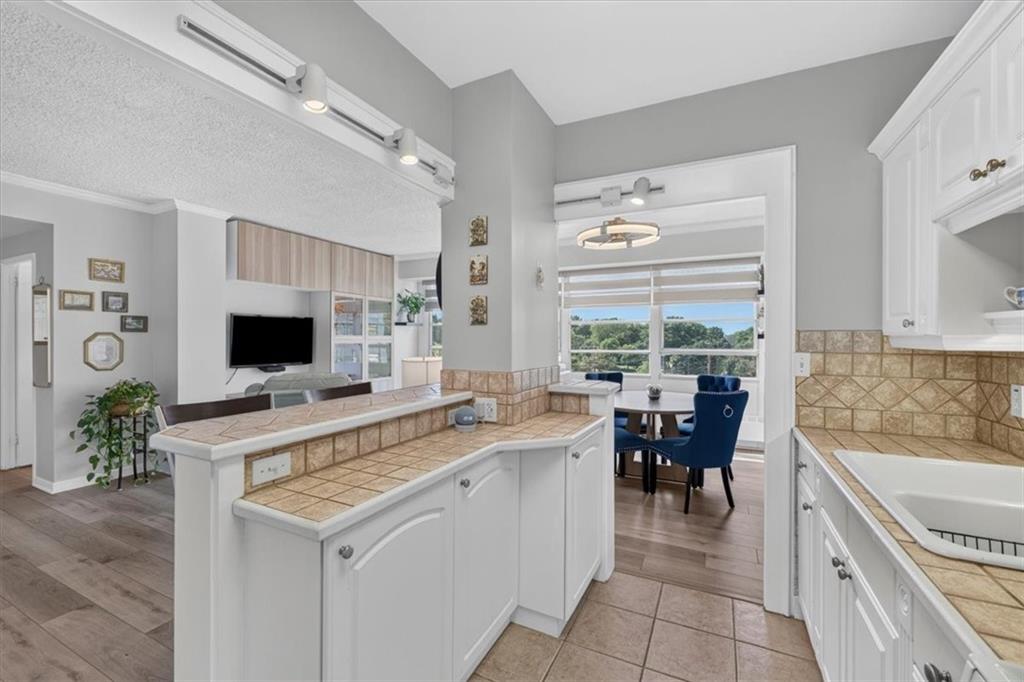 333 W Meyer Boulevard Property Photo 10