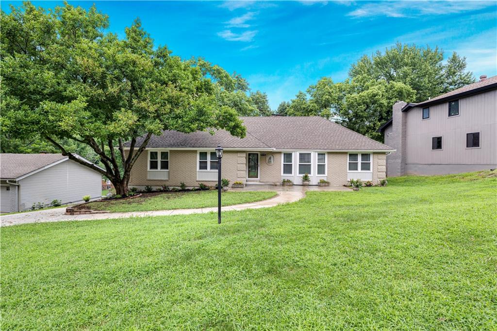 404 NW Briarcliff Road Property Photo 1