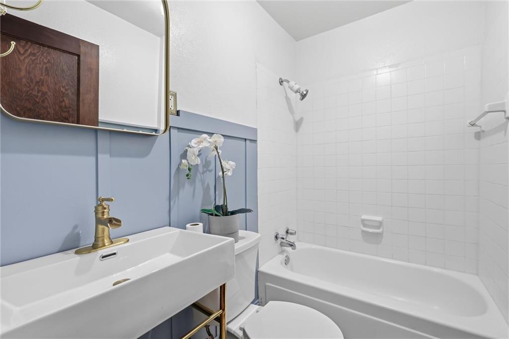 211 W 77th Terrace Property Photo 28