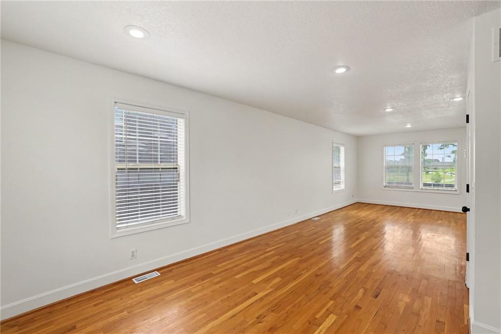 1112 E 81st Street Property Photo 6