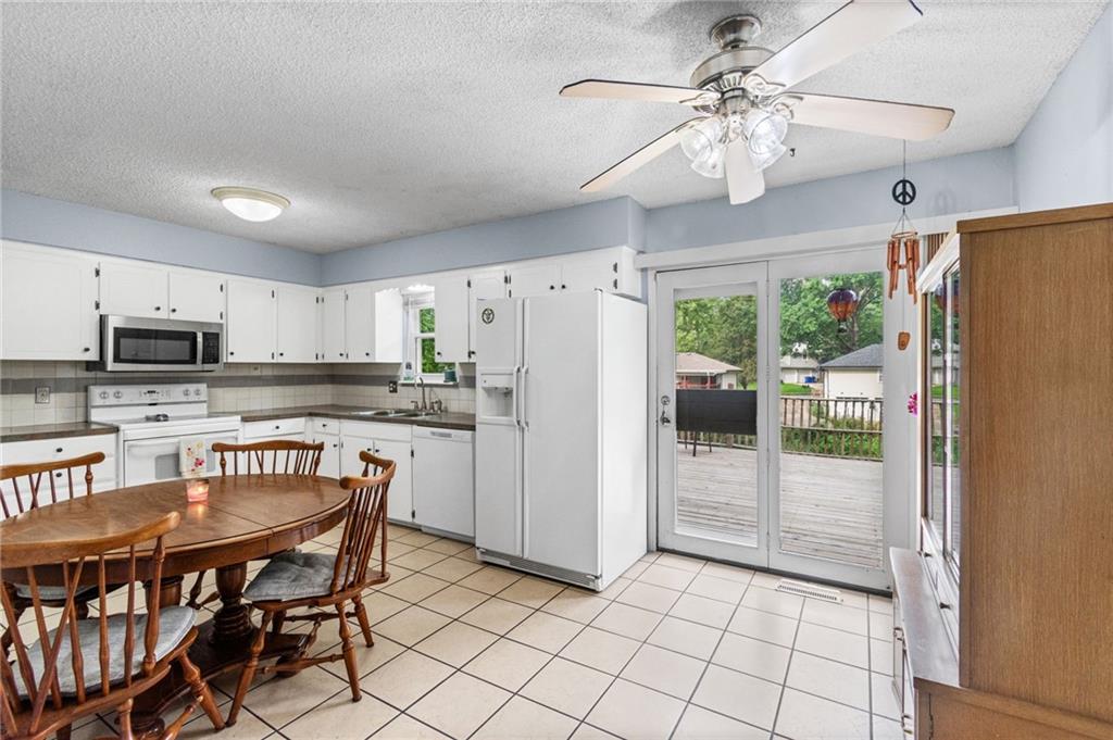 1905 S Speas Drive Property Photo 8