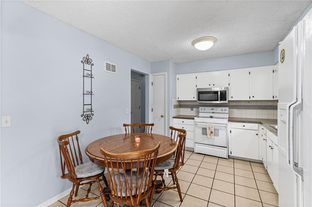 1905 S Speas Drive Property Photo 10