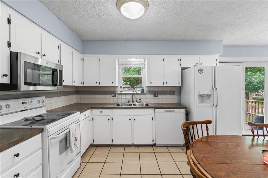 1905 S Speas Drive Property Photo 11