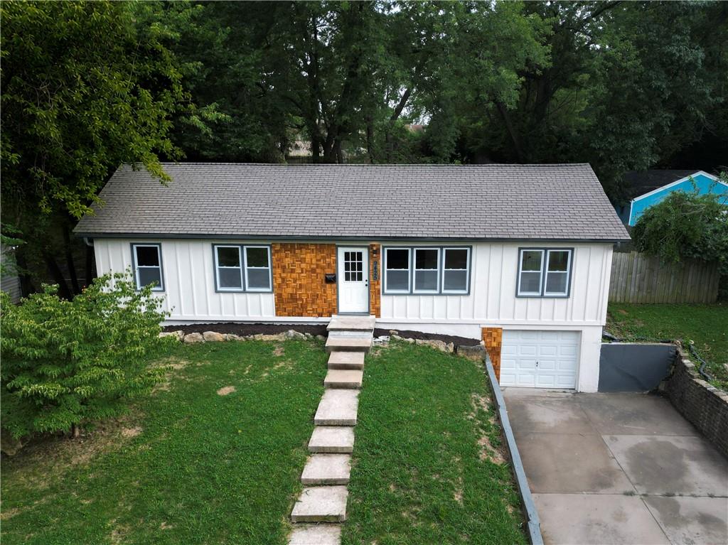 9425 E 67th Terrace Property Photo 3