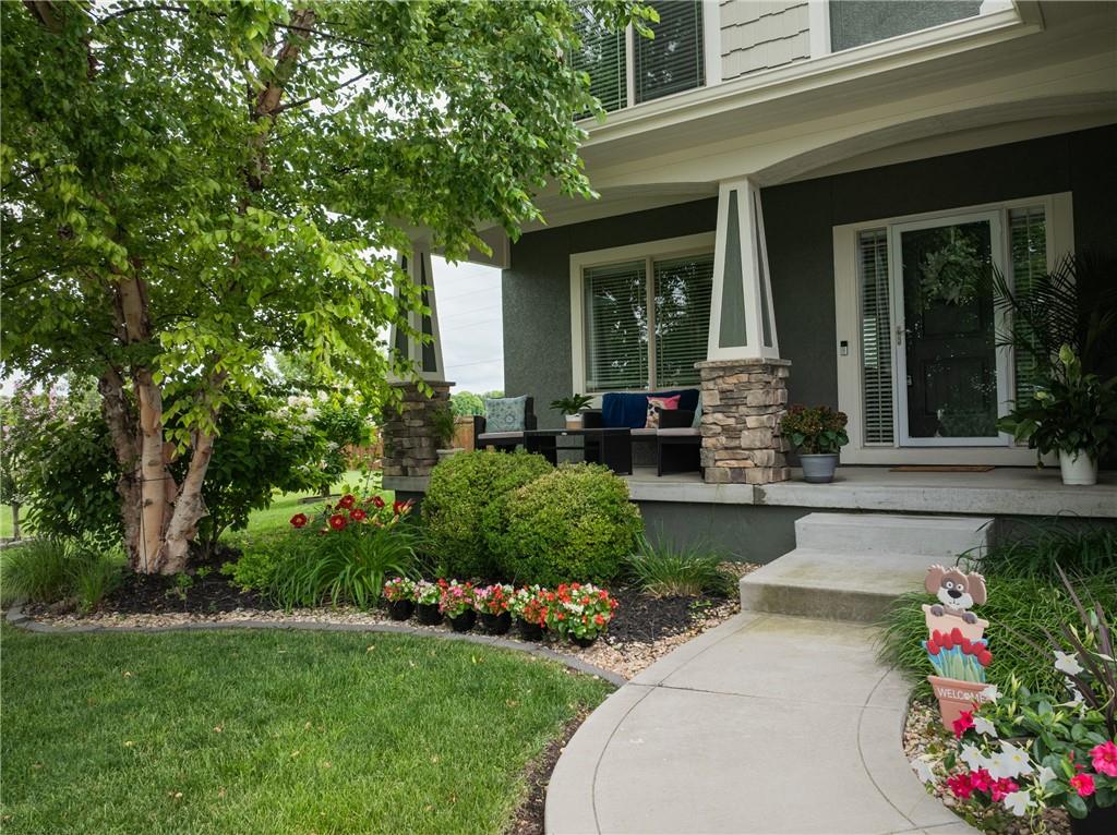 104 Sw Greenbriar Drive Property Photo 3