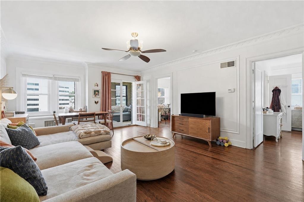 807 W 48th Street Property Photo 3