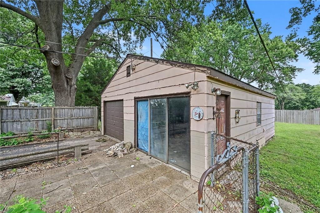 2449 S 49th Terrace Property Photo 14