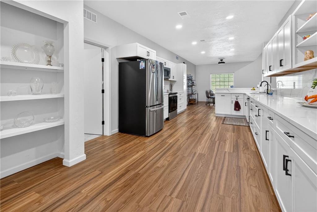 2015 S Lees Summit Road Property Photo 11