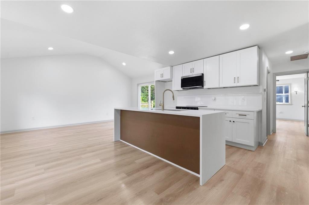 5429 Maple Street Property Photo 3