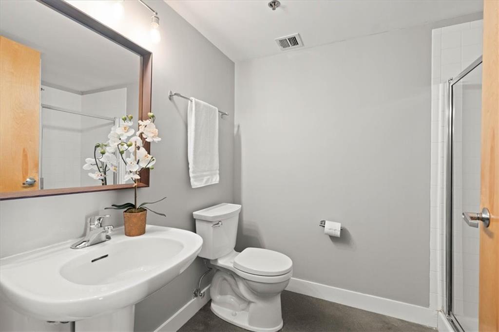 210 W 5th Street Property Photo 16