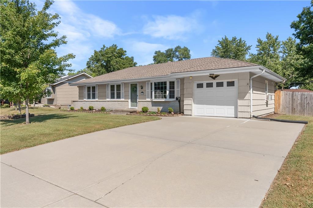 1202 E Willow Drive Property Photo 1