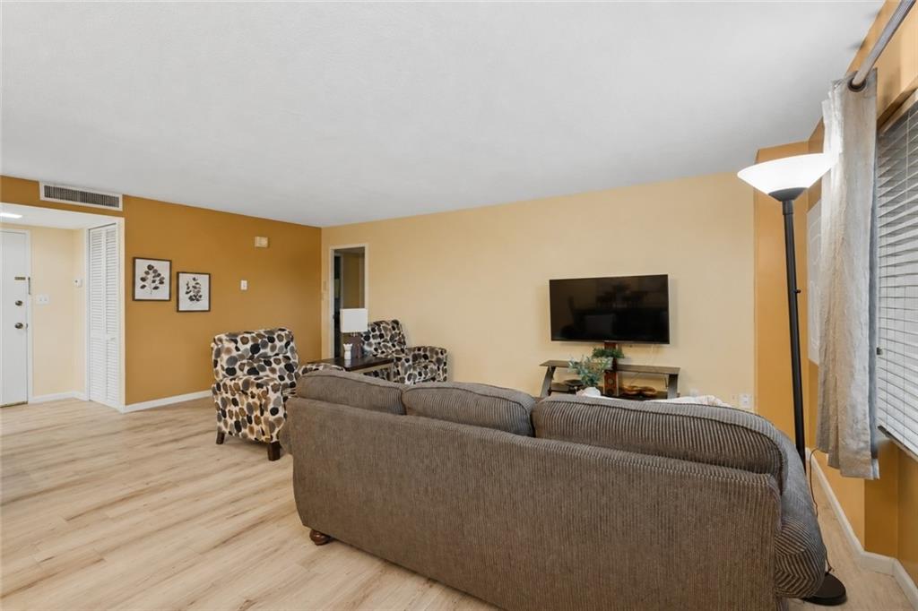 4545 Wornall Road Property Photo 11
