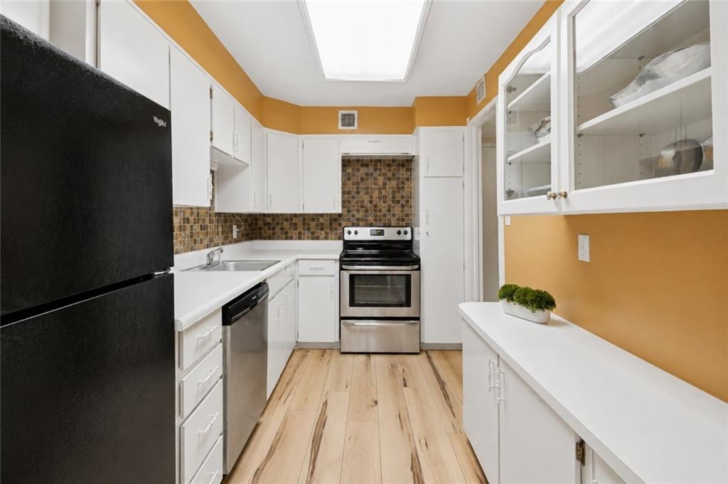 4545 Wornall Road Property Photo 14