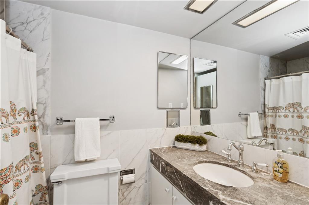 4545 Wornall Road Property Photo 23