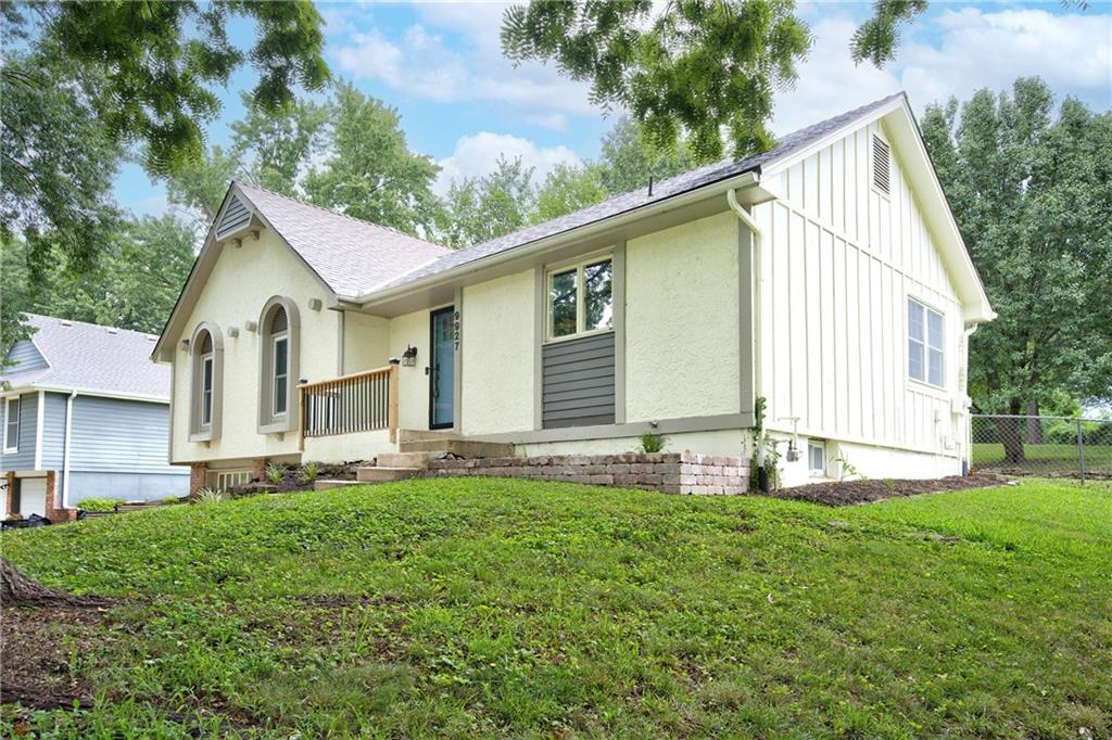 9927 N Harrison Drive Property Photo 2