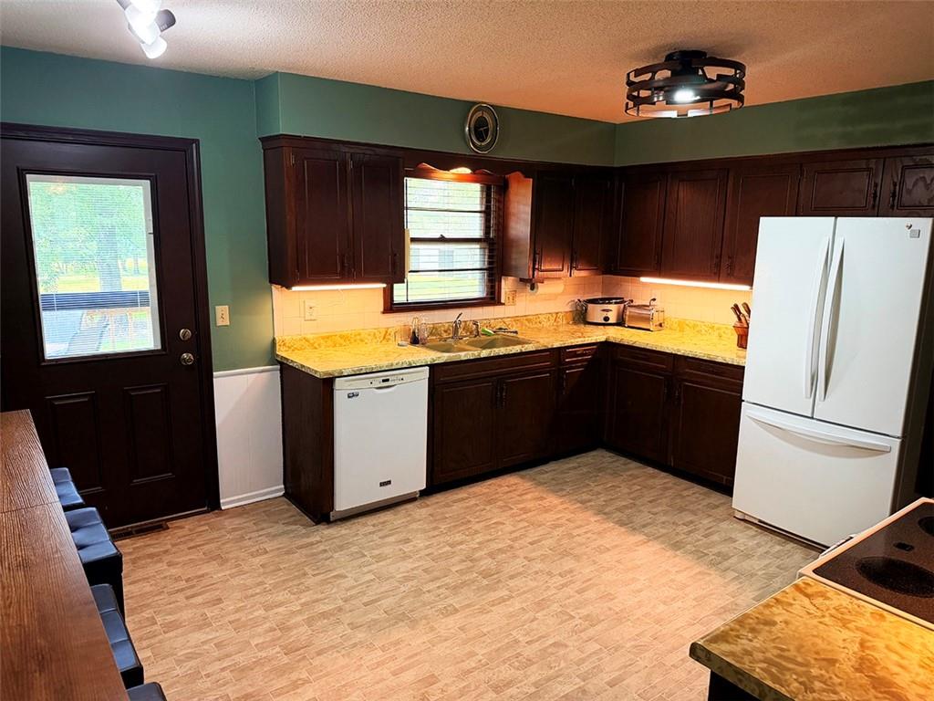 2414 N Hoover Road Property Photo 6
