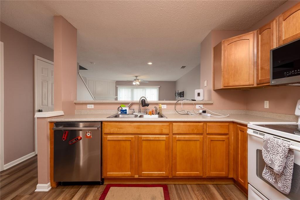 5438 N Fairmount Avenue Property Photo 6