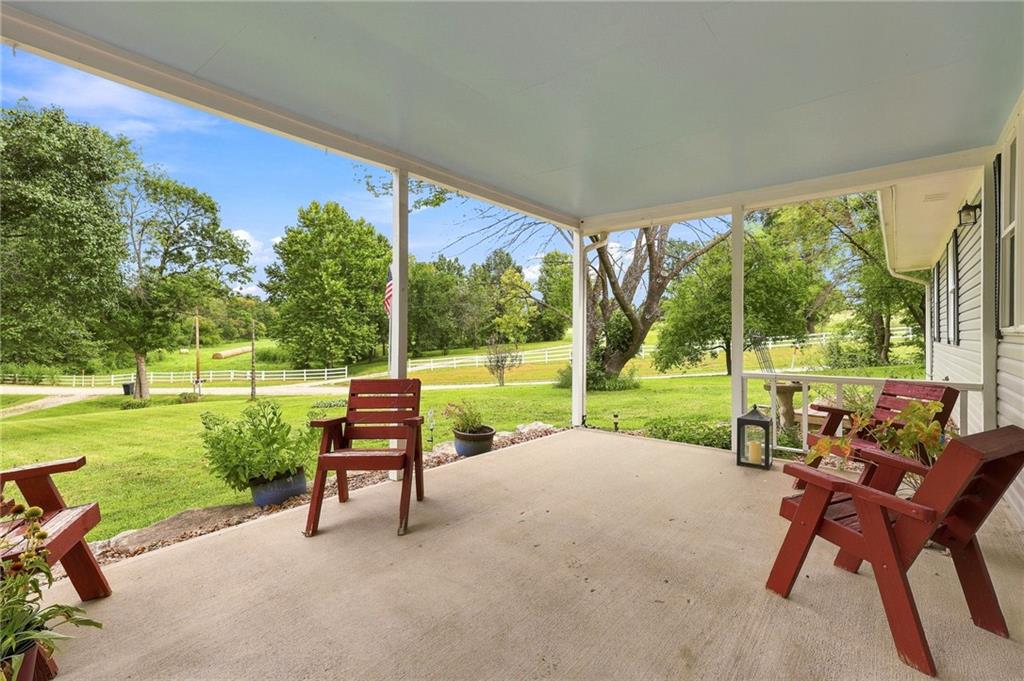 422 Ne 500 Road Property Photo 8
