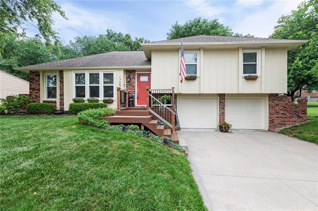 1705 Ne Pine Circle Property Photo 1