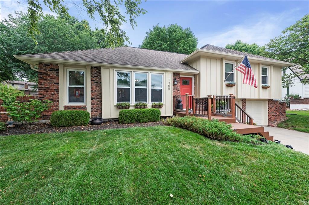 1705 Ne Pine Circle Property Photo 3