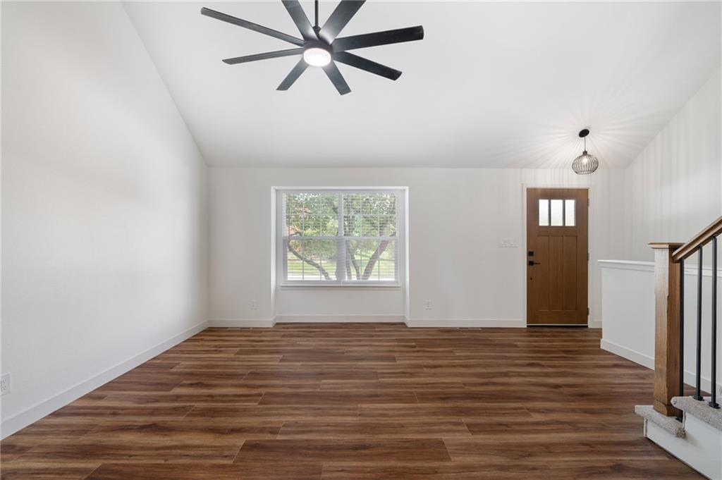 1005 Se Bridgehampton Way Property Photo 4