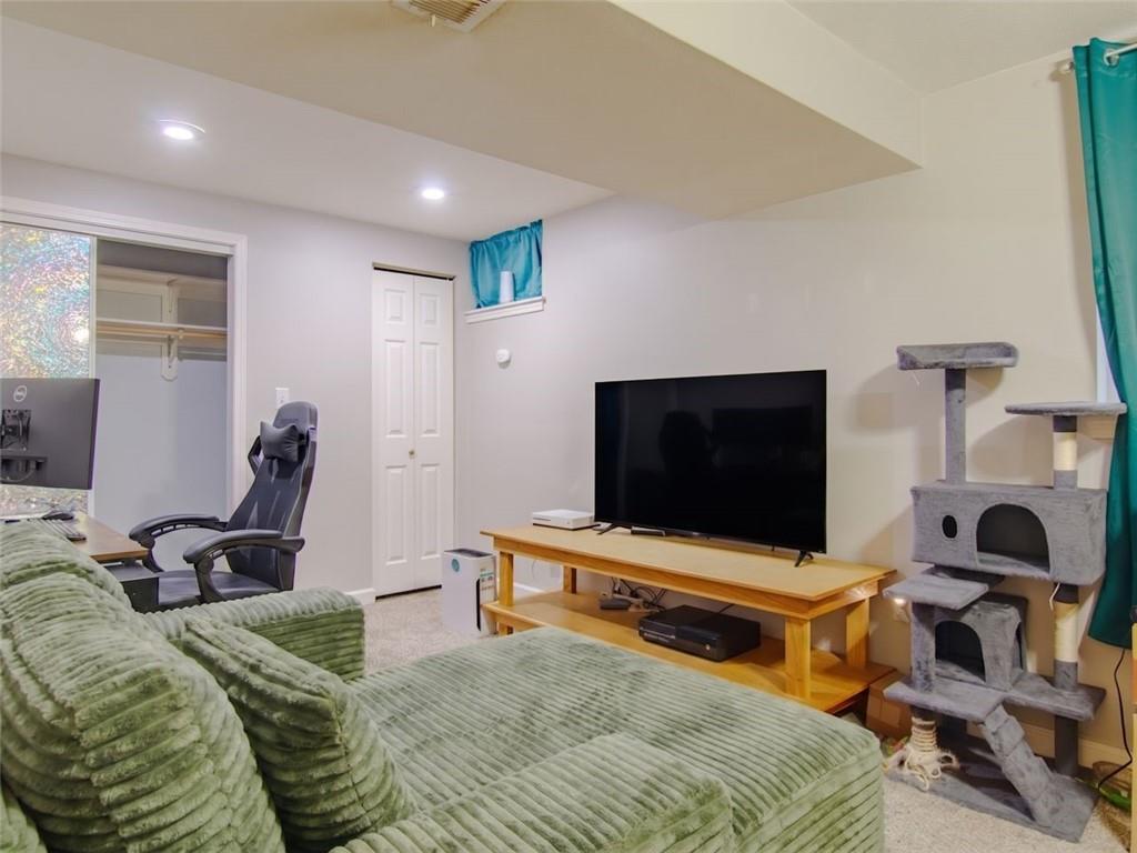 103 E Myrtle Street Property Photo 23