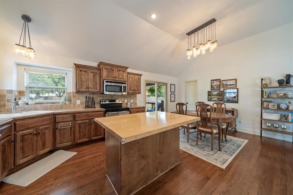 1511 Honeysuckle Drive Property Photo 13