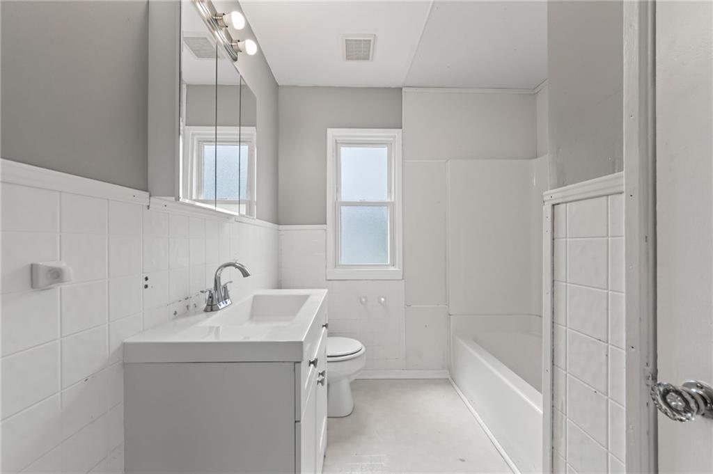 2412 Ne 59th Terrace Property Photo 6