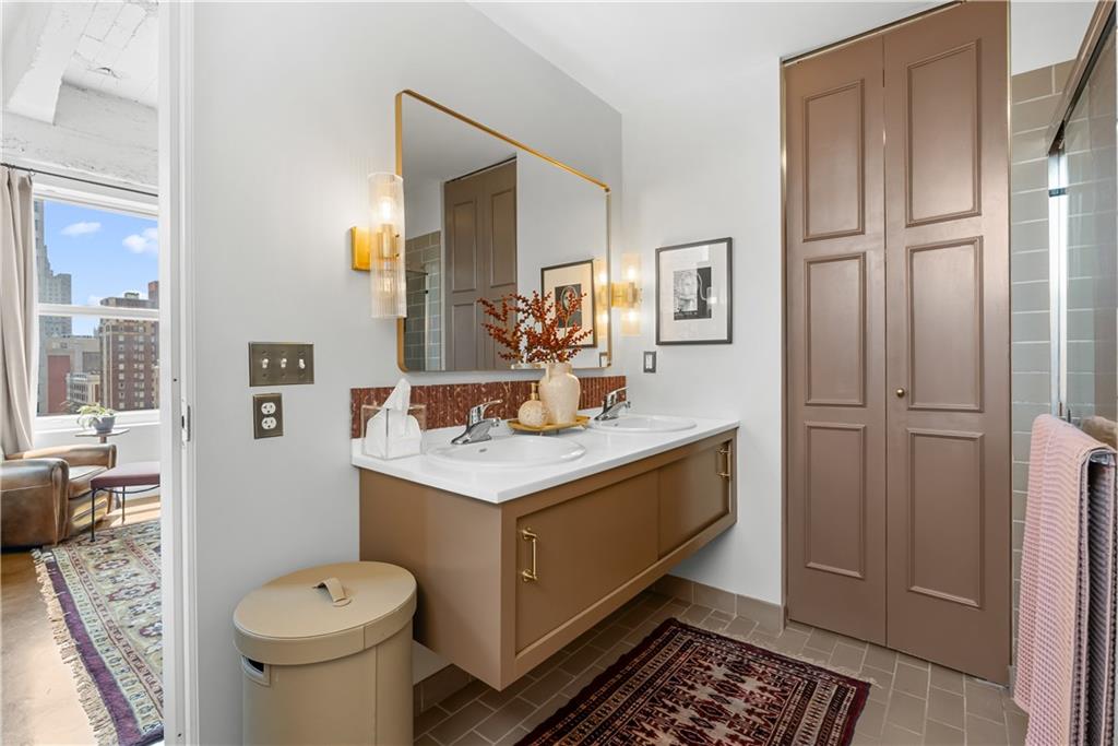 21 W 10th Street Property Photo 34