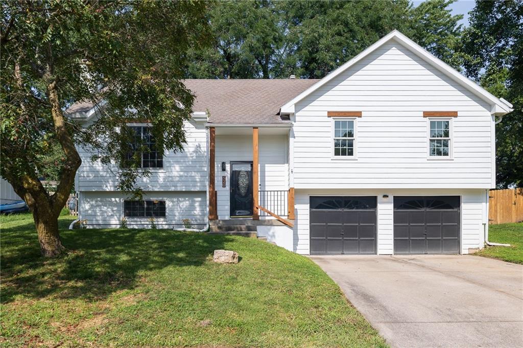 520 NE Bristol Drive Property Photo 1