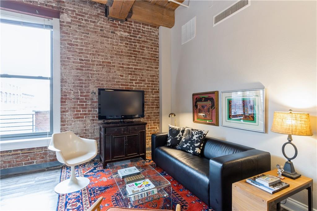 308 W 8th Street Property Photo 4