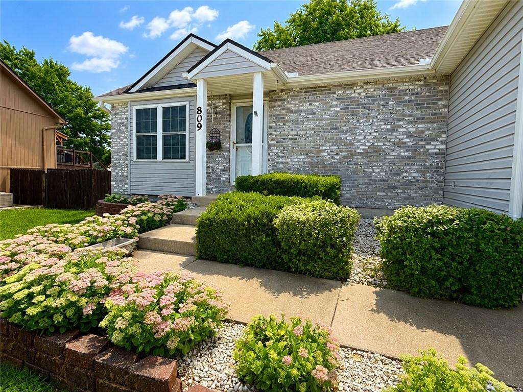 809 Sw Graystone Drive Property Photo 3