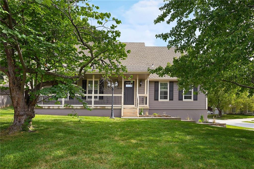 1636 Ne Thames Drive Property Photo 3