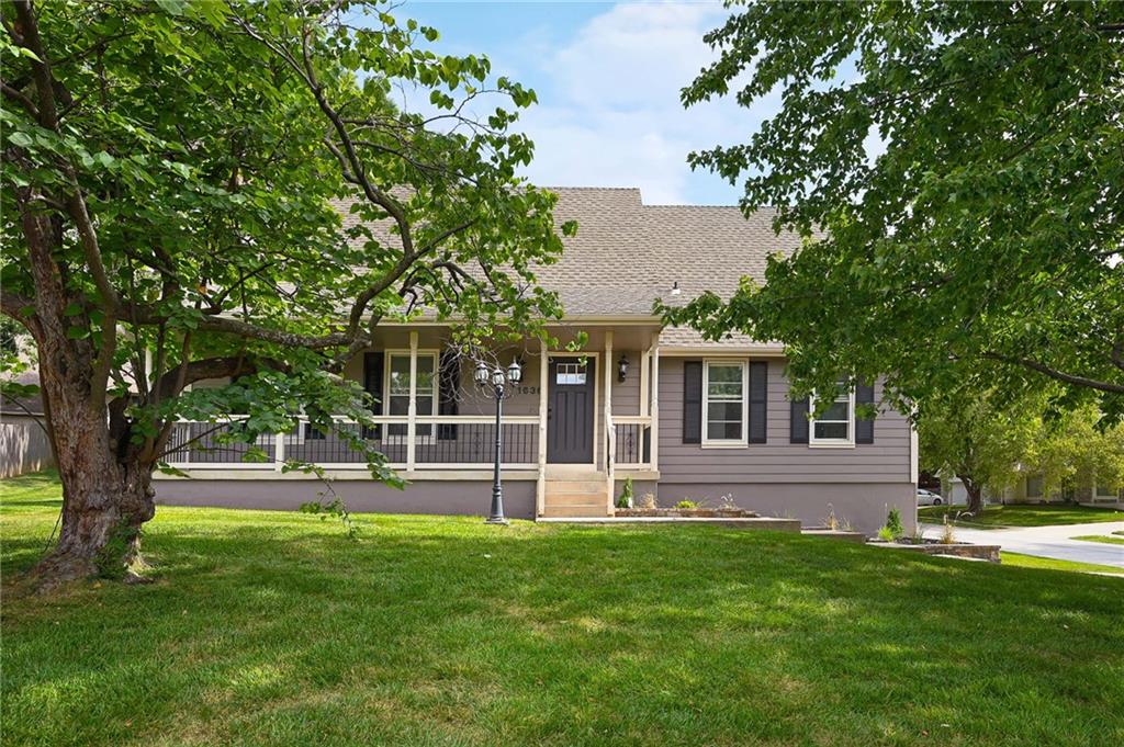 1636 Ne Thames Drive Property Photo 3
