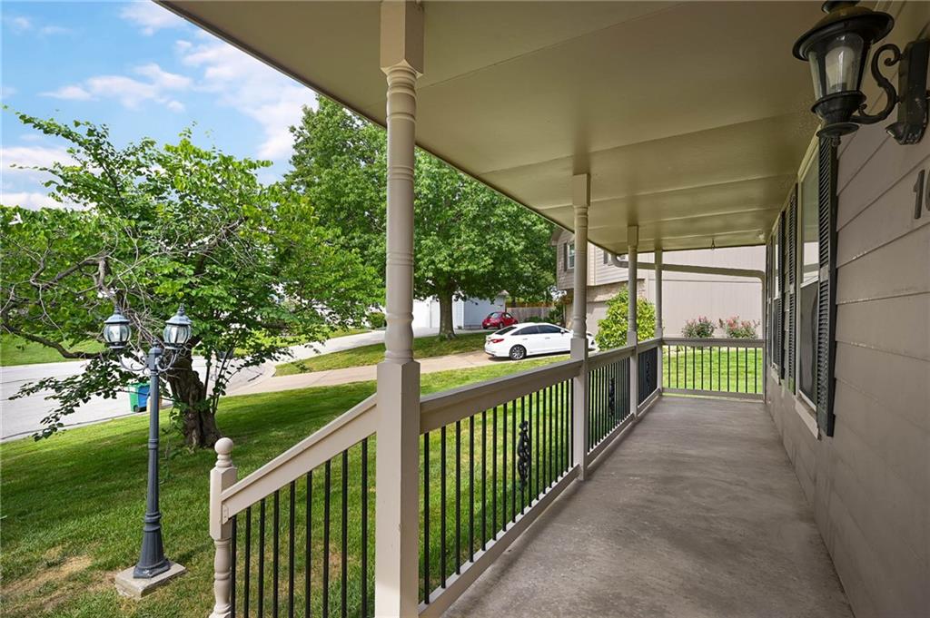 1636 Ne Thames Drive Property Photo 4