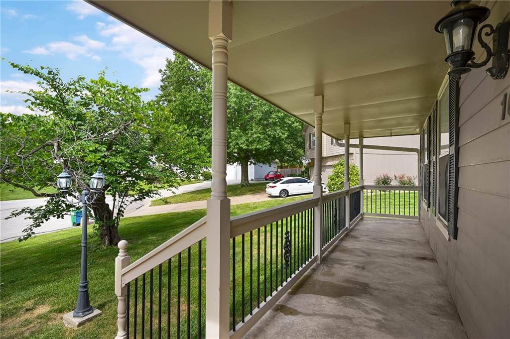 1636 Ne Thames Drive Property Photo 5