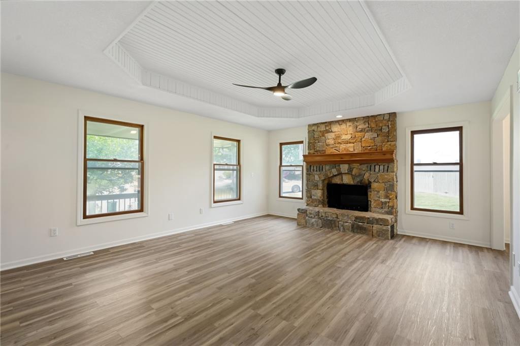 1636 Ne Thames Drive Property Photo 8