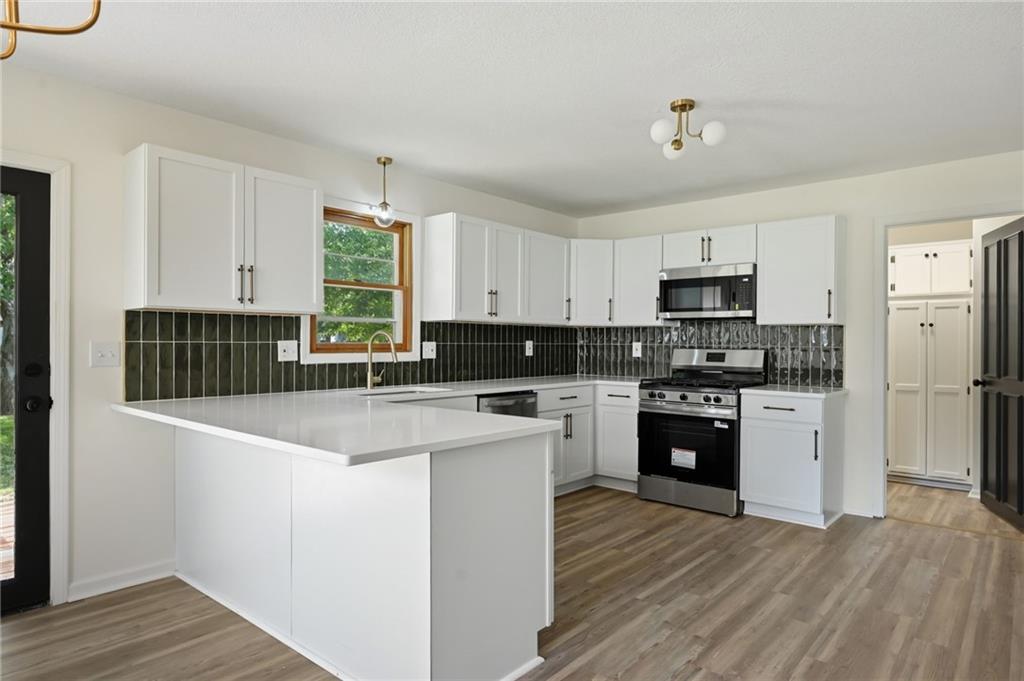 1636 Ne Thames Drive Property Photo 13
