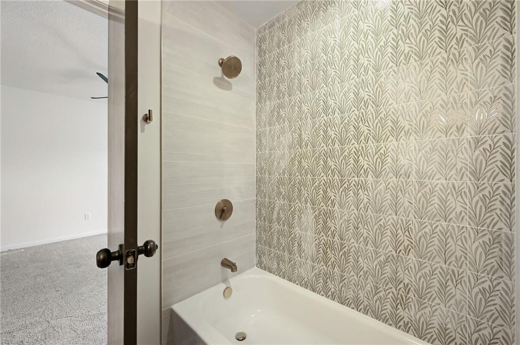 1636 Ne Thames Drive Property Photo 17