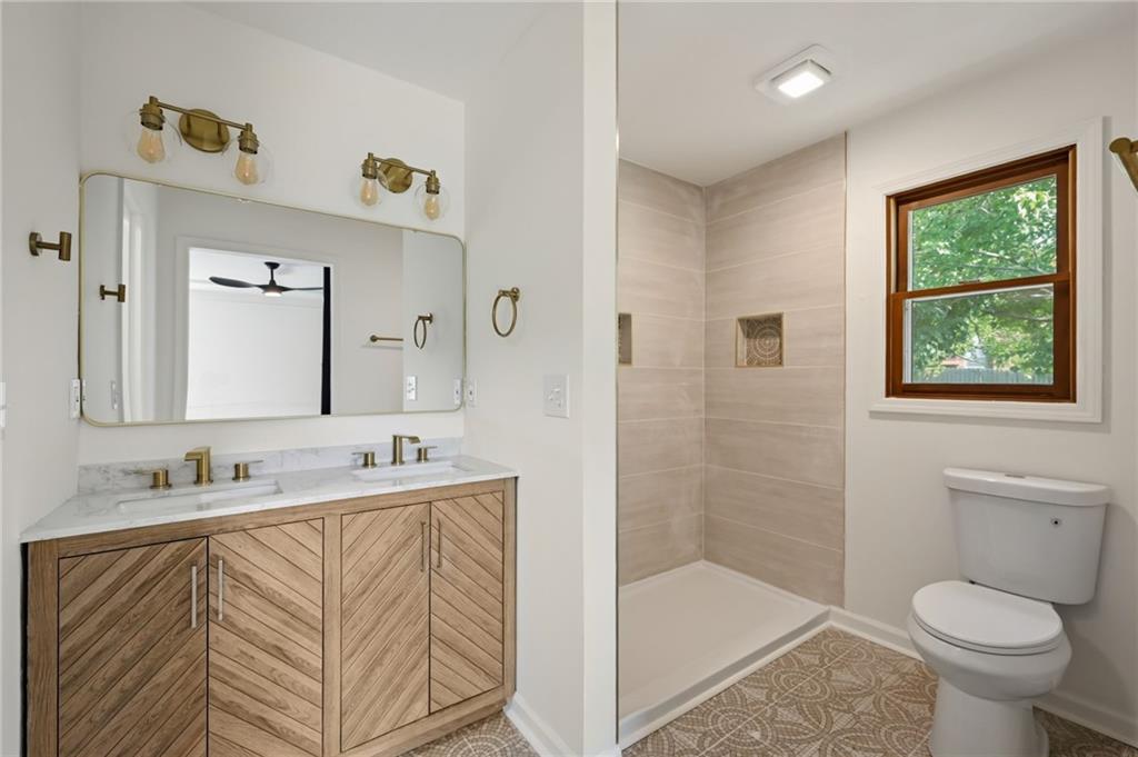 1636 Ne Thames Drive Property Photo 21