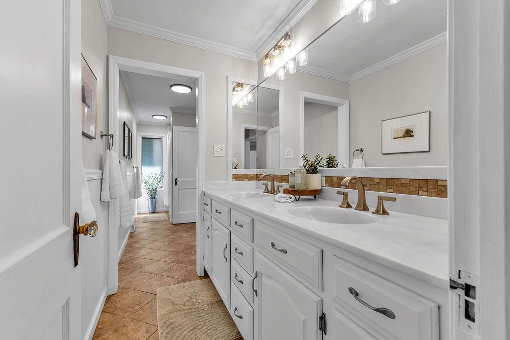 2611 Parallel Avenue Property Photo 12