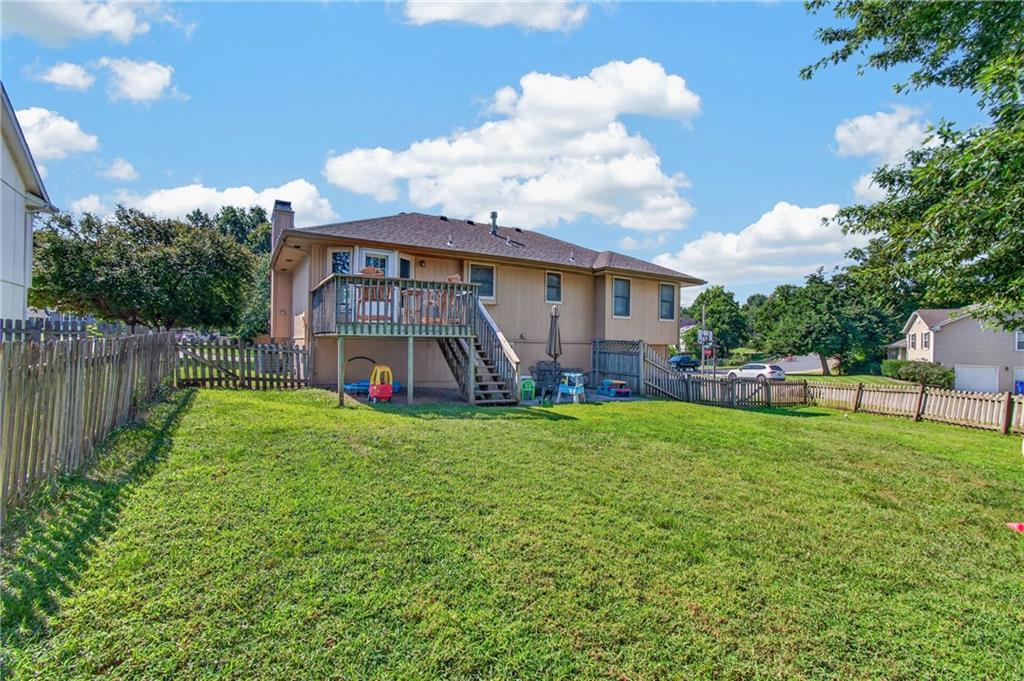 800 Ne Bristol Drive Property Photo 2